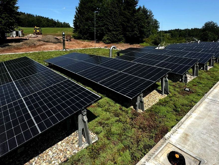 Střešní FVE na zelené střeše — Radvanice, 24 kWp